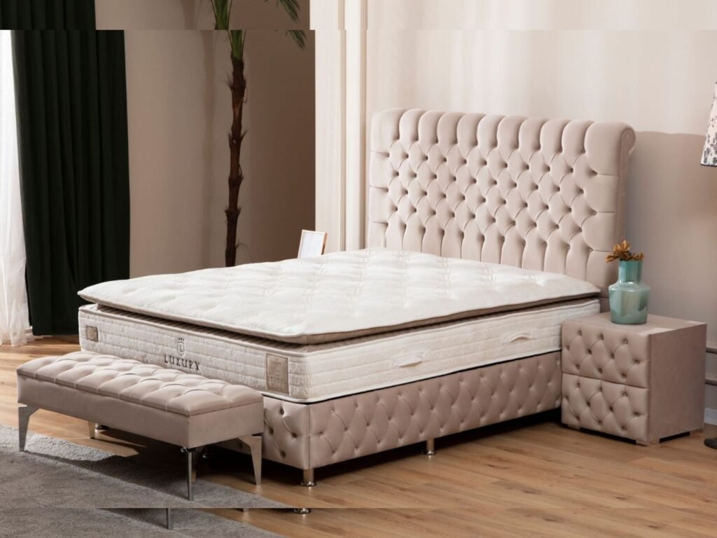 lit capitonne velours beige avec matelas sommier